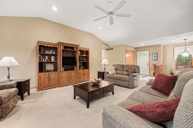 2045 Meadowdale Drive NW, Grand Rapids, MI 49504