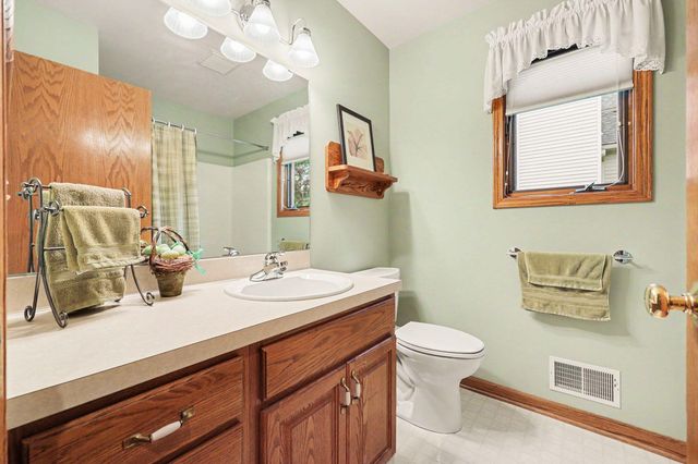 2045 Meadowdale Drive NW, Grand Rapids, MI 49504
