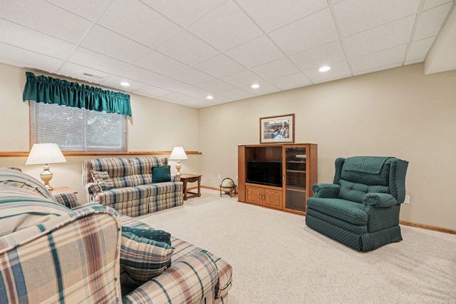 2045 Meadowdale Drive NW, Grand Rapids, MI 49504