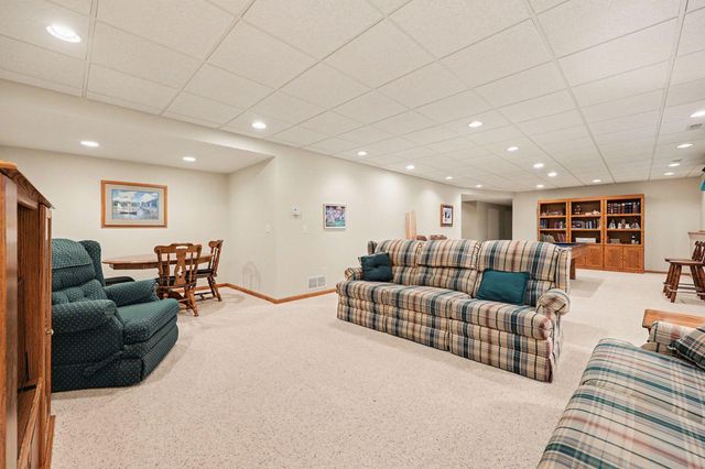 2045 Meadowdale Drive NW, Grand Rapids, MI 49504