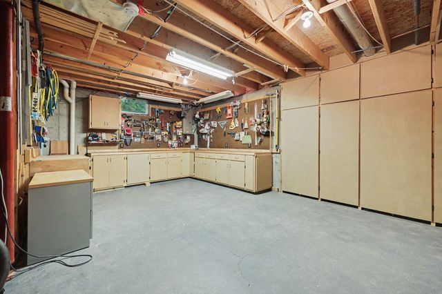 2045 Meadowdale Drive NW, Grand Rapids, MI 49504