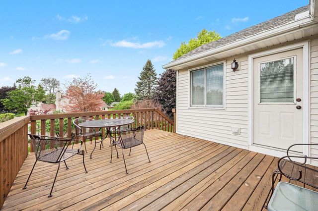2045 Meadowdale Drive NW, Grand Rapids, MI 49504