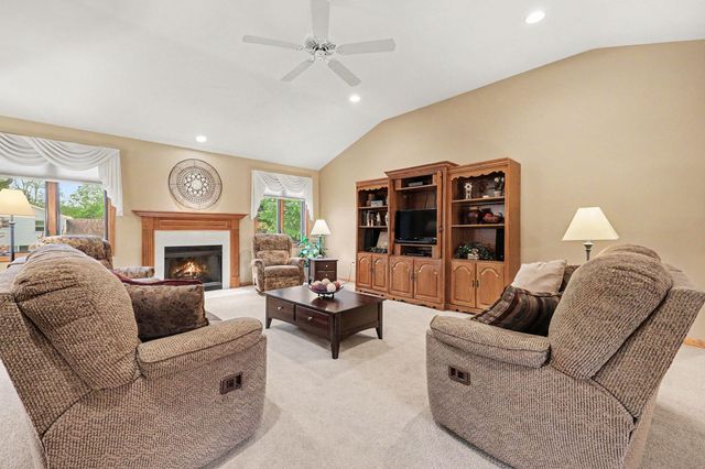 2045 Meadowdale Drive NW, Grand Rapids, MI 49504