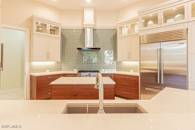 1676 Persimmon DR, Naples, FL 34109