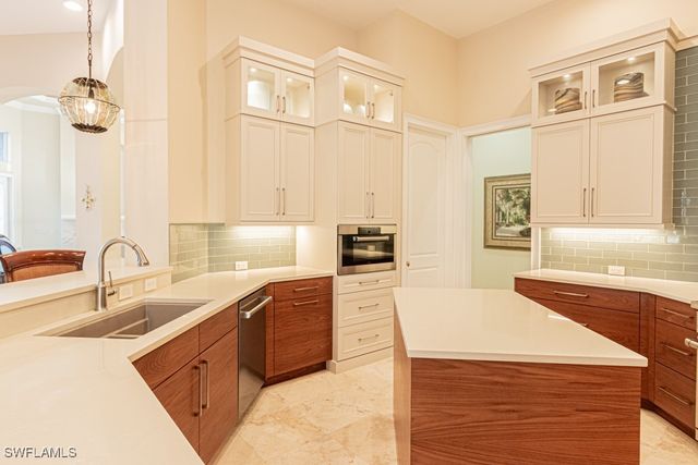 1676 Persimmon DR, Naples, FL 34109