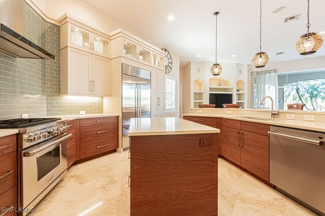 1676 Persimmon DR, Naples, FL 34109