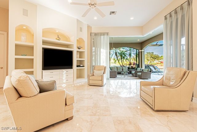 1676 Persimmon DR, Naples, FL 34109