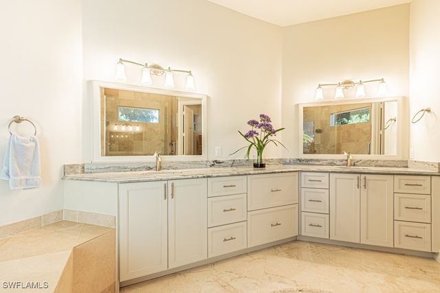 1676 Persimmon DR, Naples, FL 34109