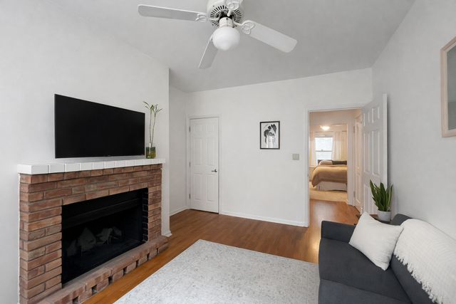 677.5 W Wrightwood Avenue 2N, Chicago, IL 60657