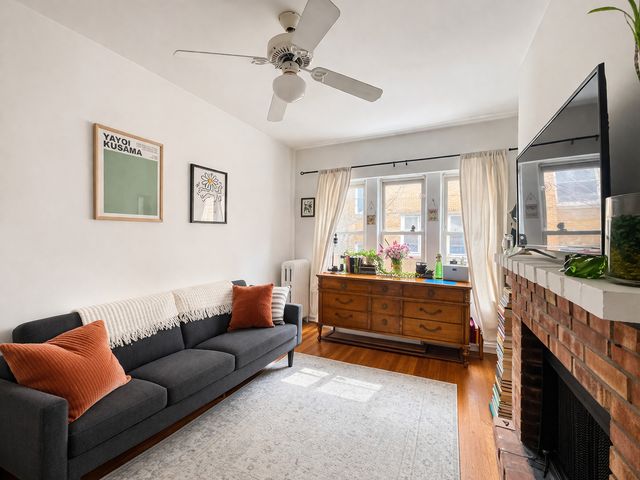 677.5 W Wrightwood Avenue 2N, Chicago, IL 60657