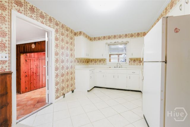 112 E Derenne Avenue, Savannah, GA 31405