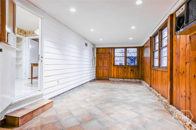 112 E Derenne Avenue, Savannah, GA 31405