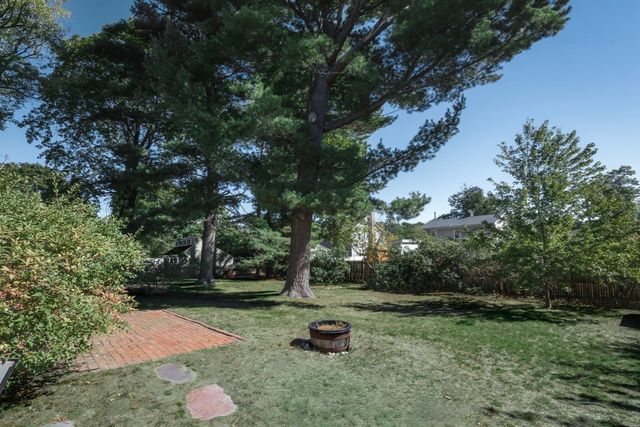7 Pilgrim Rd, Reading, MA 01867
