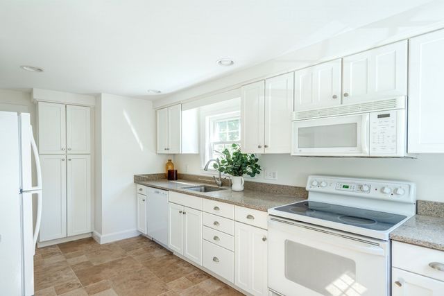 7 Pilgrim Rd, Reading, MA 01867