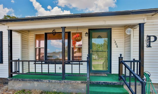 1206 N Morris Street, Gainesville, TX 76240