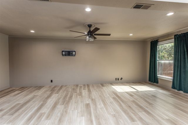 1206 N Morris Street, Gainesville, TX 76240