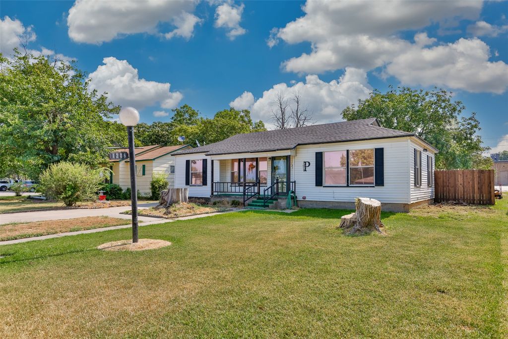 1206 N Morris Street, Gainesville, TX 76240
