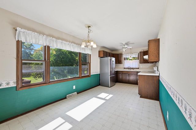 S77W25205 National AVENUE, Waukesha, WI 53189