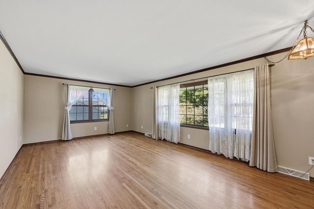 S77W25205 National AVENUE, Waukesha, WI 53189