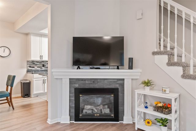 1117 S 52nd Street 1707, West Des Moines, IA 50265