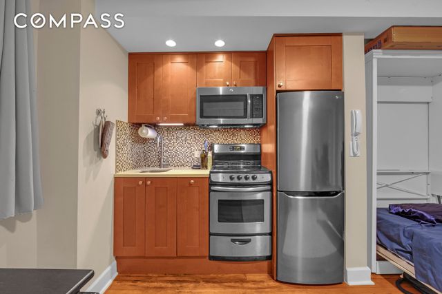 314 E 41st St Apt 306B, New York City, NY 10017