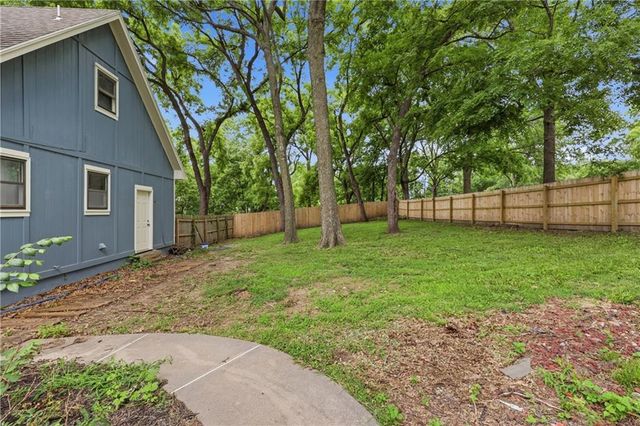 1402 NW Weatherstone Lane, Blue Springs, MO 64015