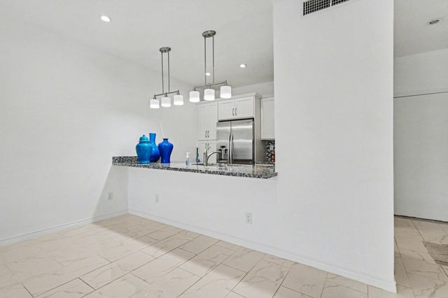 402 Wilcrest Drive 402, Houston, TX 77042