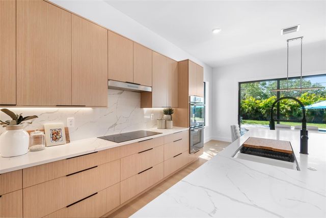 2232 GROVE STREET, Sarasota, FL 34239