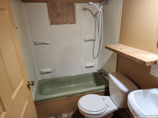 520 Royal Oak, Canyon Lake, TX 78133