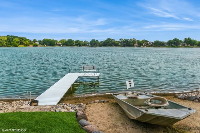443 Red Rock Drive, Lindenhurst, IL 60046