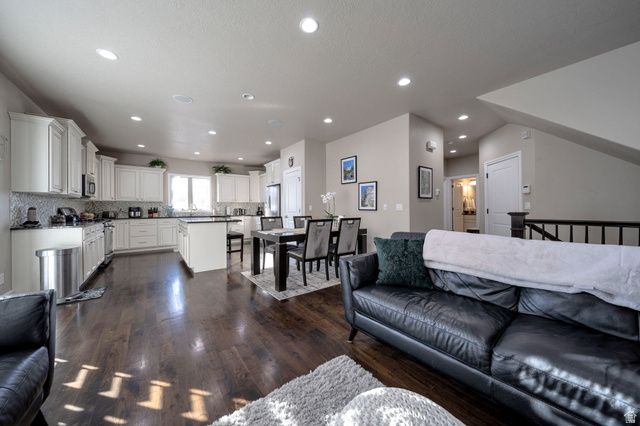 10804 S HIDDENWOOD DR, Sandy, UT 84092