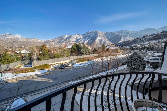 10804 S HIDDENWOOD DR, Sandy, UT 84092
