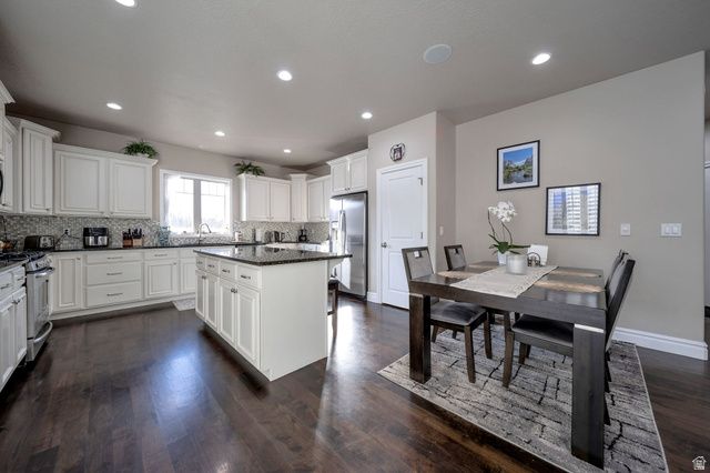 10804 S HIDDENWOOD DR, Sandy, UT 84092