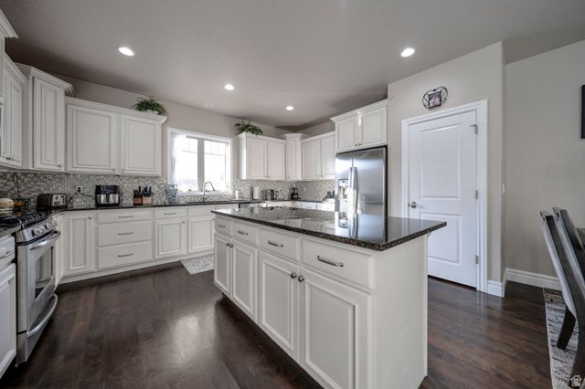 10804 S HIDDENWOOD DR, Sandy, UT 84092