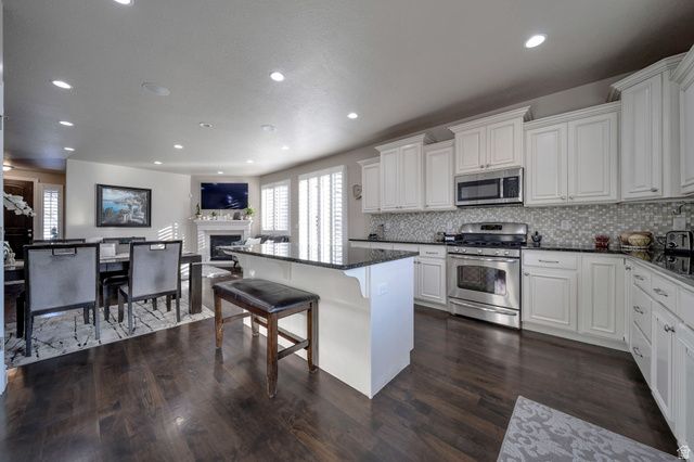 10804 S HIDDENWOOD DR, Sandy, UT 84092