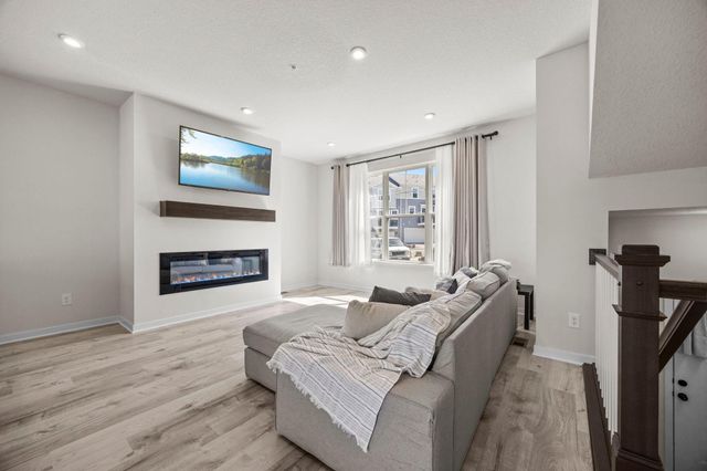 2230 Gateway Curve, North Saint Paul, MN 55109