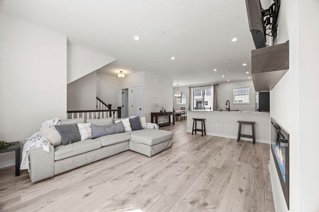 2230 Gateway Curve, North Saint Paul, MN 55109