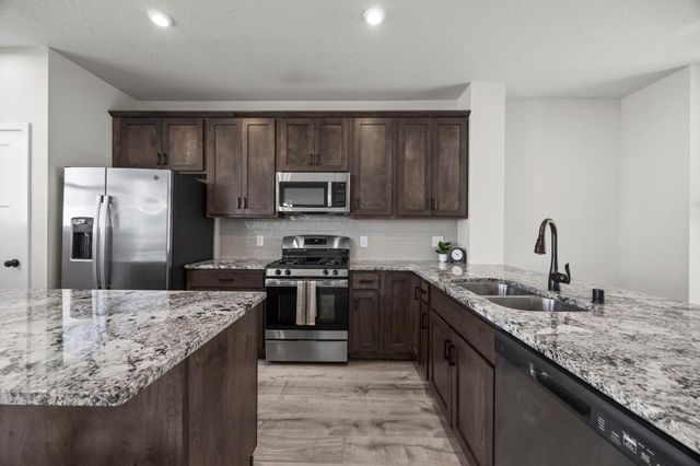 2230 Gateway Curve, North Saint Paul, MN 55109