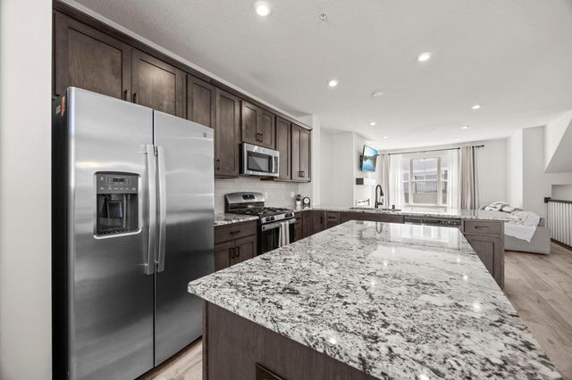 2230 Gateway Curve, North Saint Paul, MN 55109