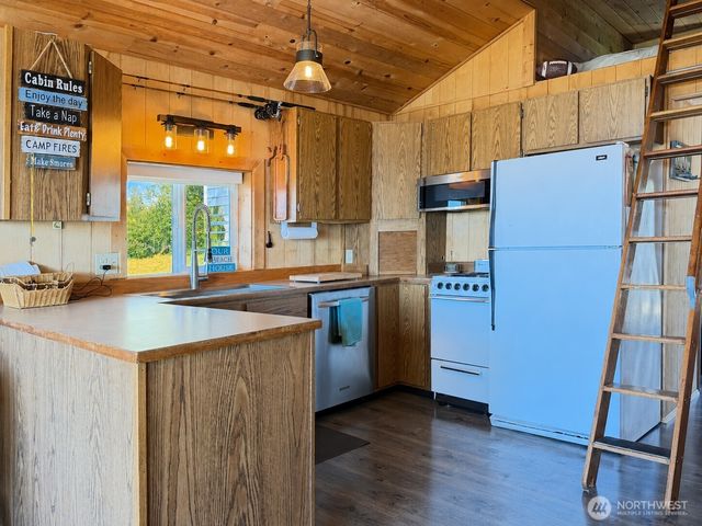 2 S Pilchuck Ave, Hat Island, WA 98206