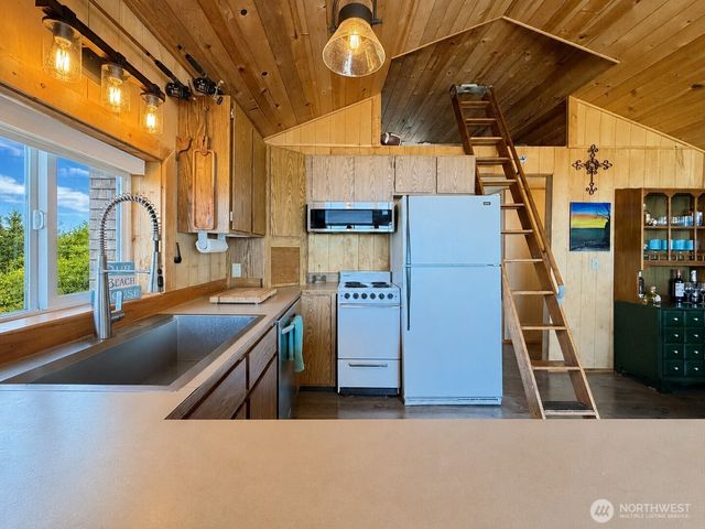 2 S Pilchuck Ave, Hat Island, WA 98206