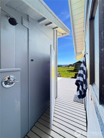 2 S Pilchuck Ave, Hat Island, WA 98206