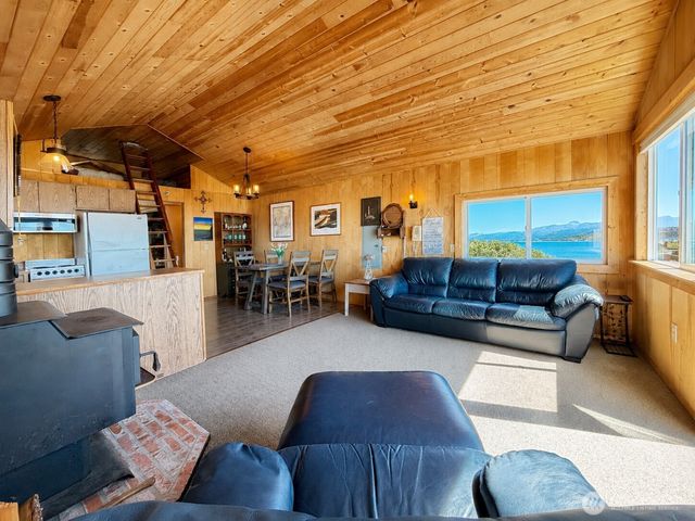2 S Pilchuck Ave, Hat Island, WA 98206