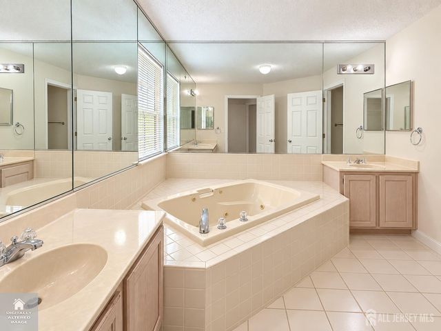 16 Wilmbelton Court, Edison, NJ 08820