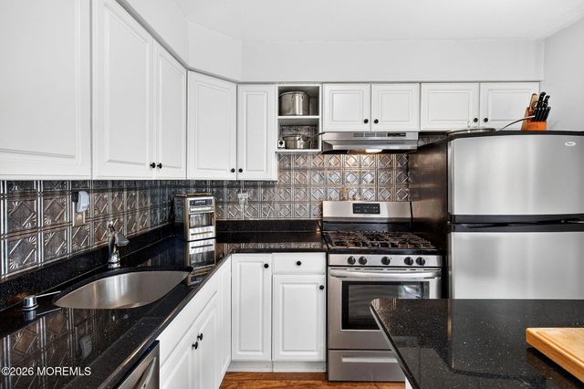 20 Karwatt Court, Sayreville, NJ 08872