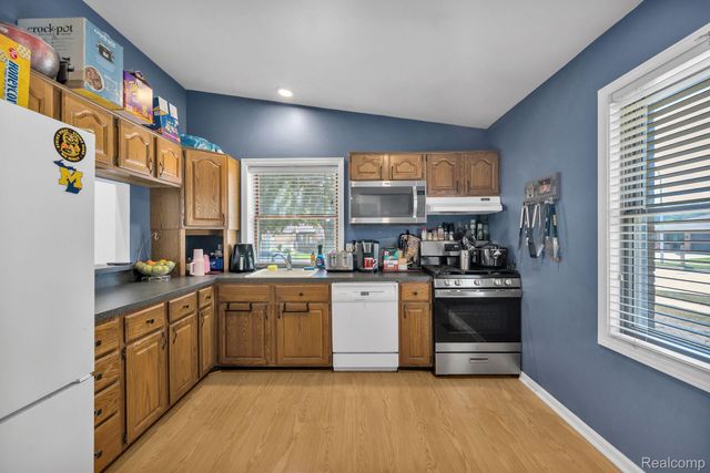 1541 Yellowbrick Road, Trenton, MI 48183