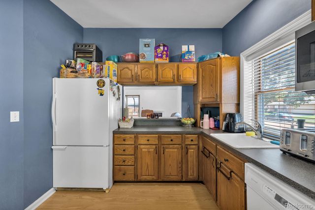 1541 Yellowbrick Road, Trenton, MI 48183