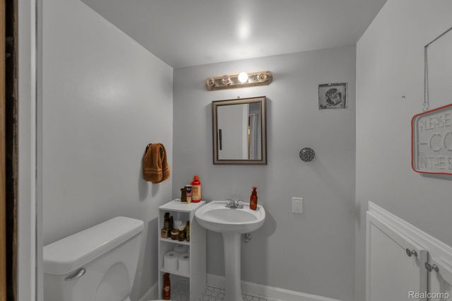 1541 Yellowbrick Road, Trenton, MI 48183