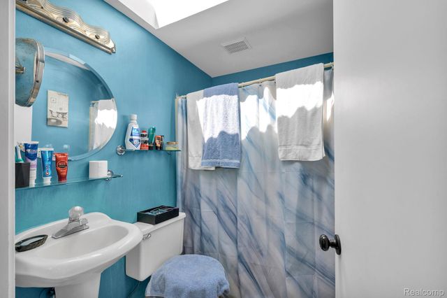 1541 Yellowbrick Road, Trenton, MI 48183