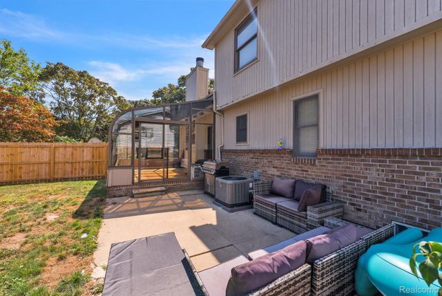 1541 Yellowbrick Road, Trenton, MI 48183